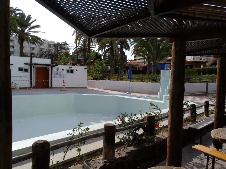 Pool HL Miraflor Suites Hotel