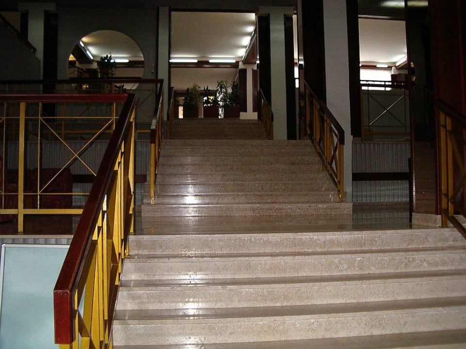 "Showtreppe" vom Speisesaal ins Foyer Rubin Hotel