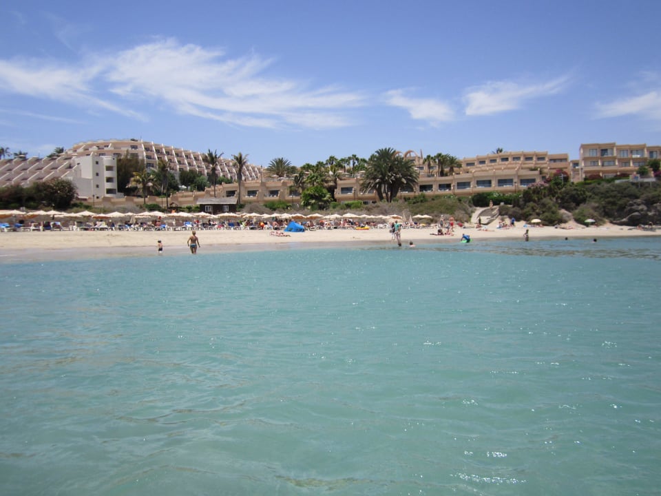 Hotel und Strand vom Meer aus SBH Hotel Taro Beach