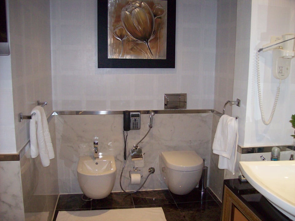 WC, Bidet und Telefon Premier Le Reve Hotel & Spa