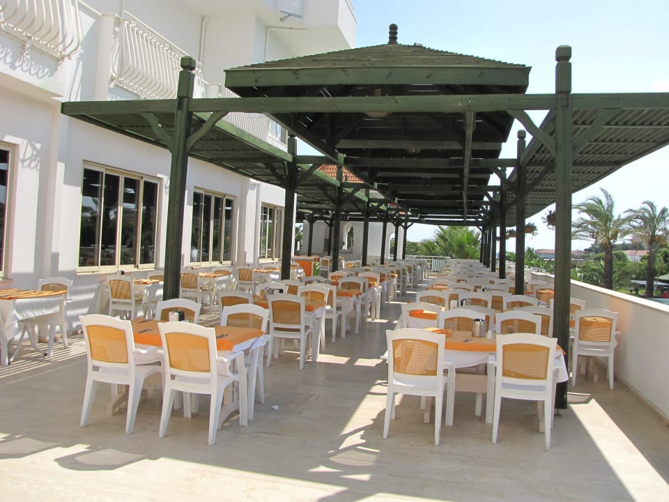 Restauracja na zewnatrz Serenis Hotel