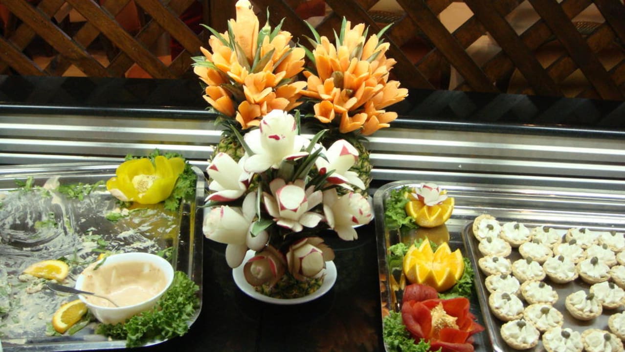 Schnitzkunst am Buffet Hotel Kalithea Horizon Royal