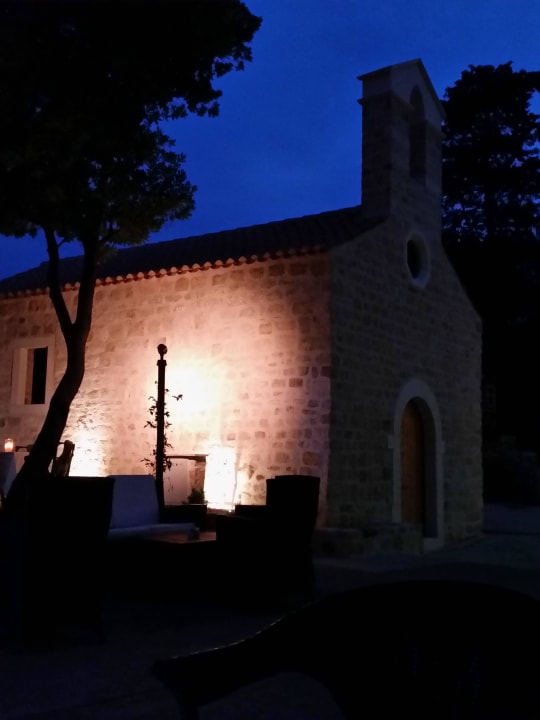 Kleine Kapelle im Garten  Arbiana Hotel