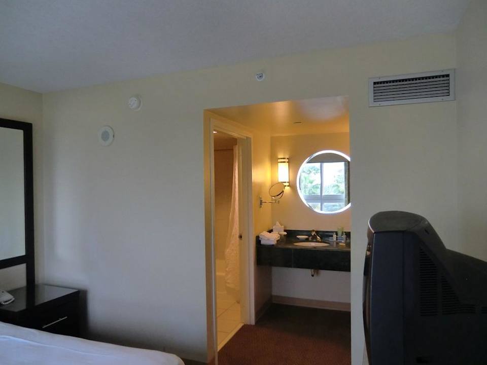 Schlafzimmer mit Waschbereich Royal Palm South Beach Miami, a Tribute Portfolio Resort