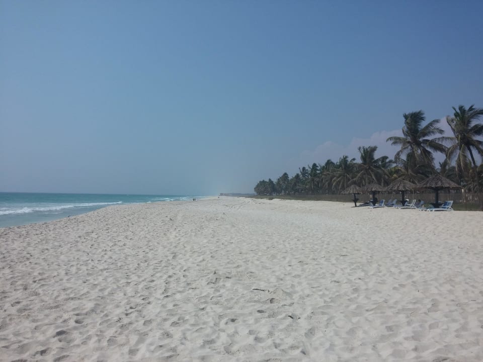 Westlicher Blick vom Hotelstrand Crowne Plaza Salalah