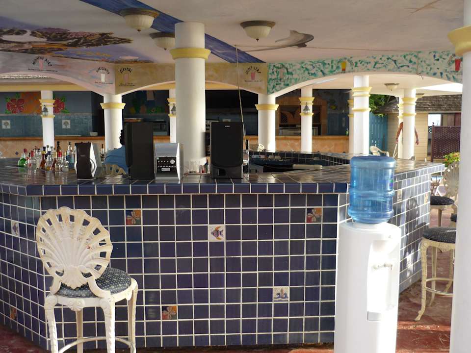 Die Bar mit den Cocktails (Zeichnungen oben) Hotel Beachcomber