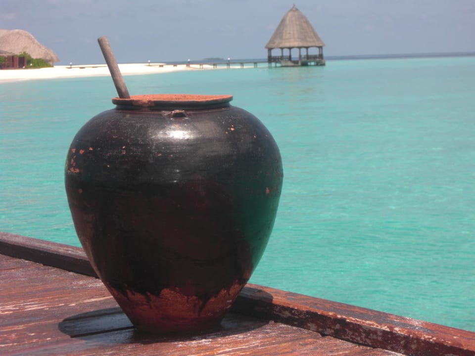 Steg vom Wasserbungalows zur Insel Angaga Island Resort