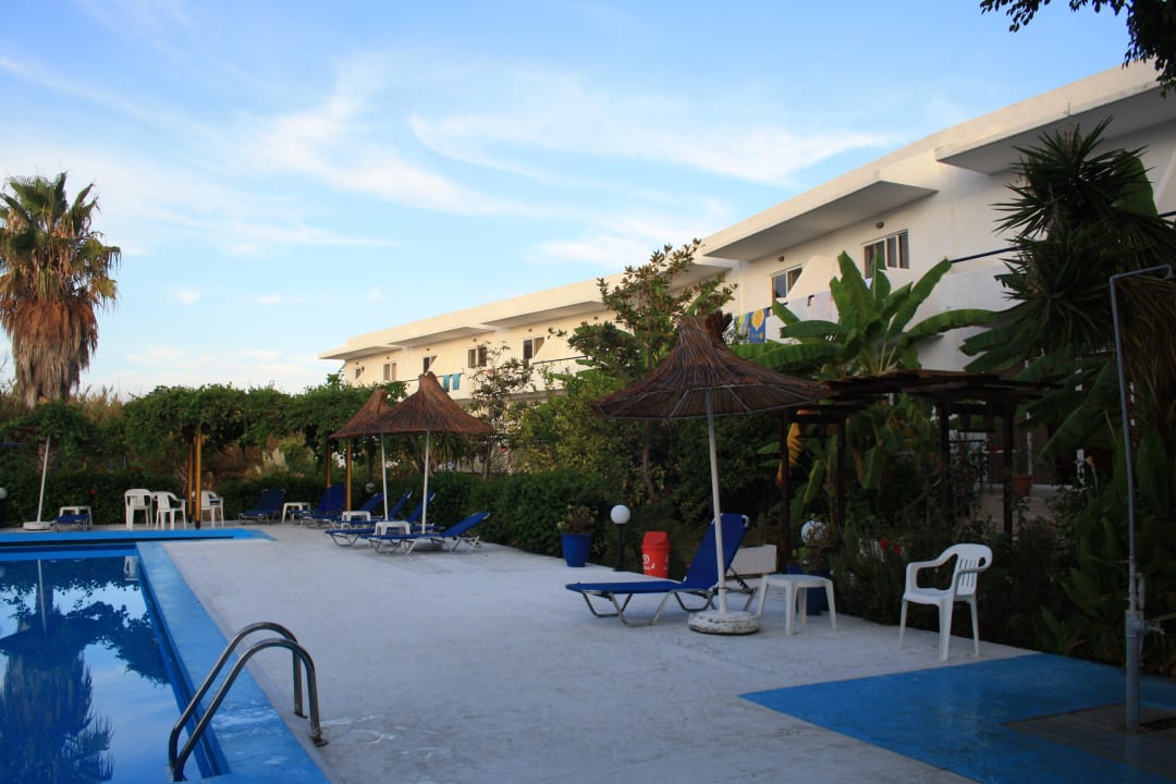 Pool mit viel Blumen herum Costa Angela Seaside Resort