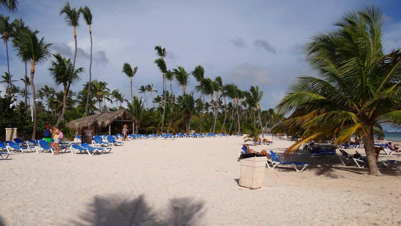 Langgezogen, viele Liegestühle, Platz für jeden Villas Bavaro Resort & Spa
