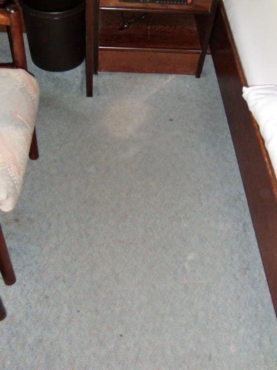 Verdreckter Boden neben dem Bett Hotel Zur Windmühle