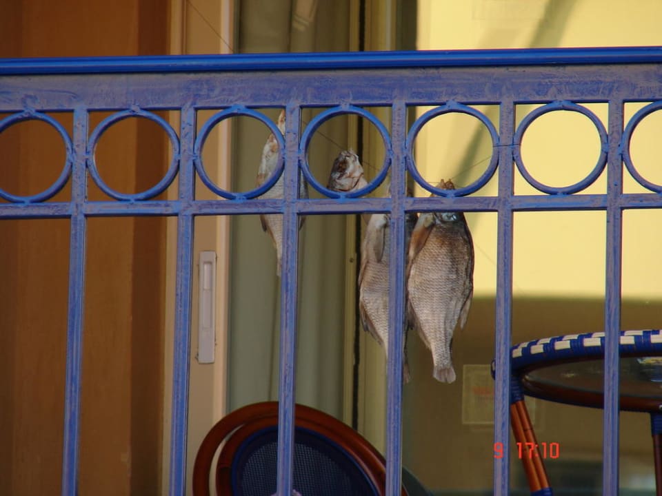 Gäste trocknen Fisch auf Balkon Titanic Beach Spa & Aqua Park