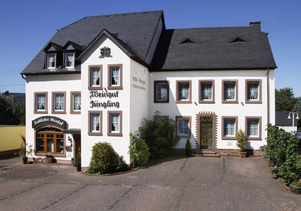 Frontansicht Haus Weingut - Gästezimmer Fröhliches Weinfass