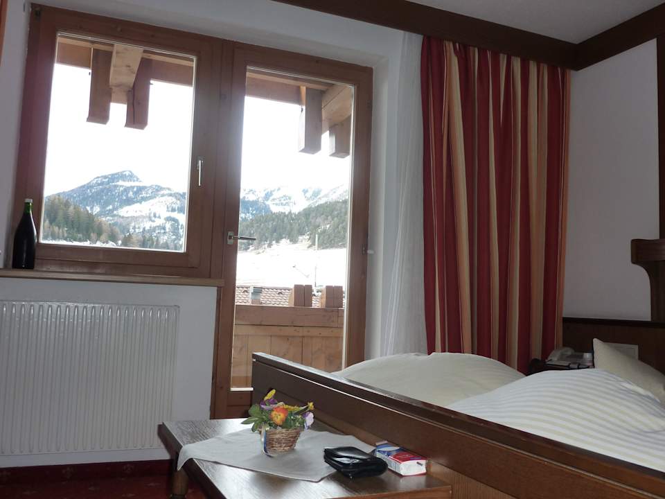 Zimmer mit Ausblick auf die Berge Landhaus Engadin