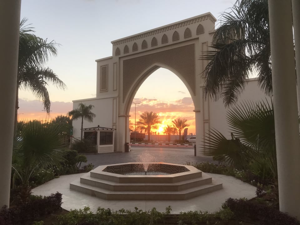 Hoteleinfahrt DoubleTree by Hilton Resort & Spa Marjan Island