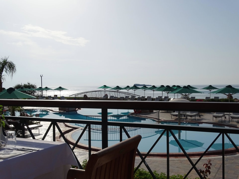 Blick vom Retsaurant zum Pool / Meer Lindian Dream Seaside Resort