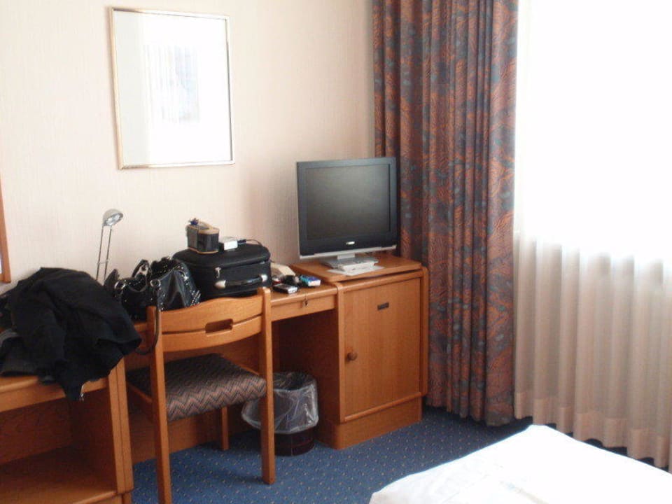 Tisch mit Flat TV Hotel Monopol