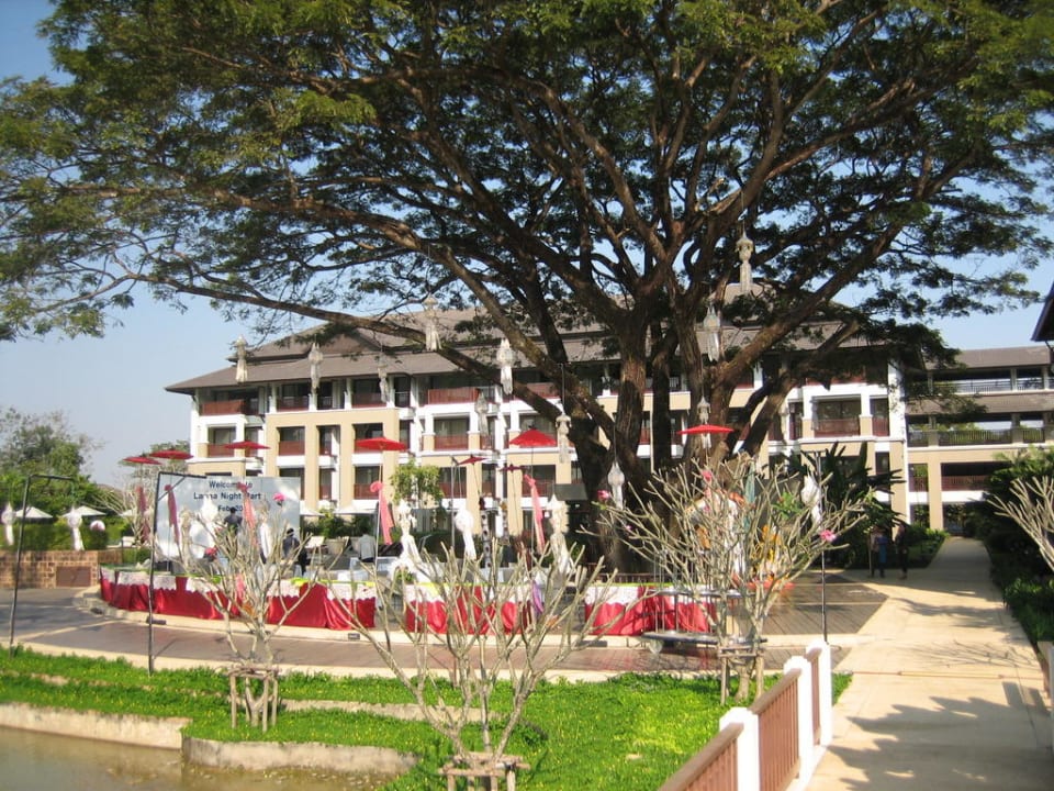 Blick auf den Flügel mit den Grand De Luxe Zimmern Le Meridien Chiang Rai Resort