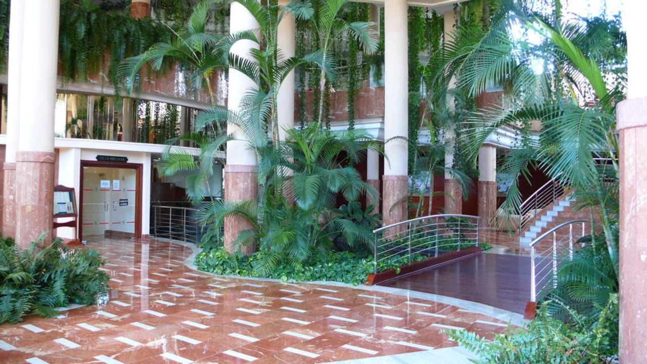 Links der Eingang zum Restaurant Landmar Playa La Arena