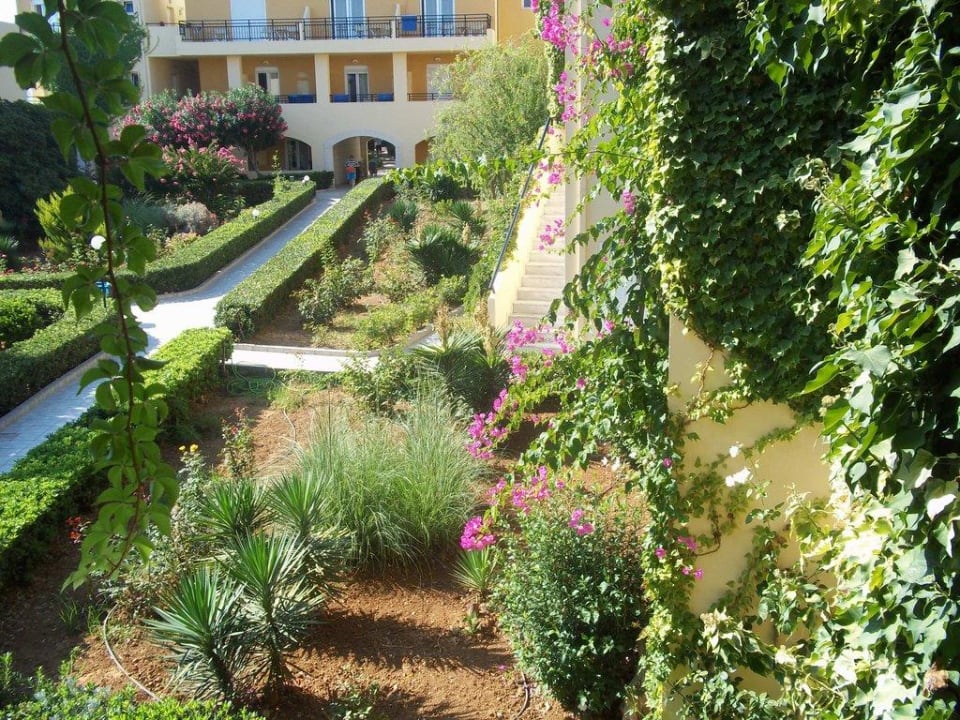 Weg Richtung Hauptgebäude Vantaris Luxury Beach Resort