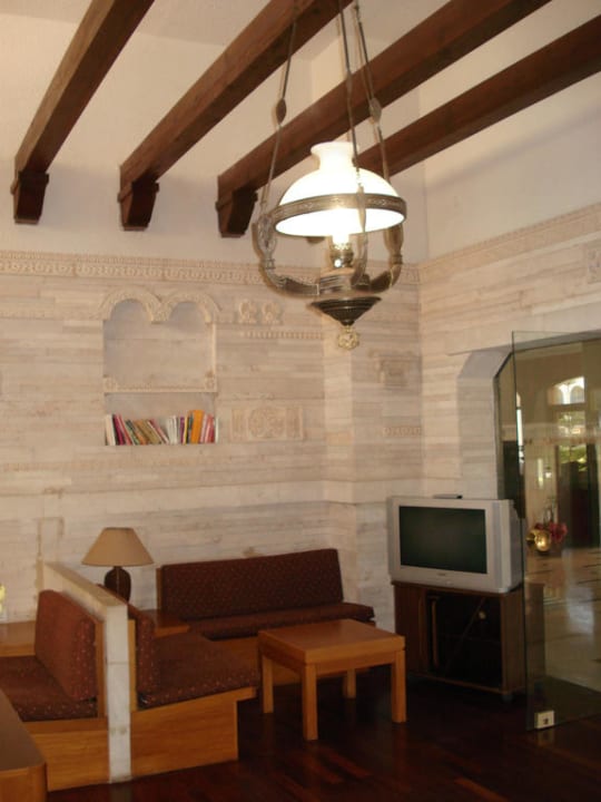 Fernsehzimmer neben der Lobby  Hotel Theartemis Palace