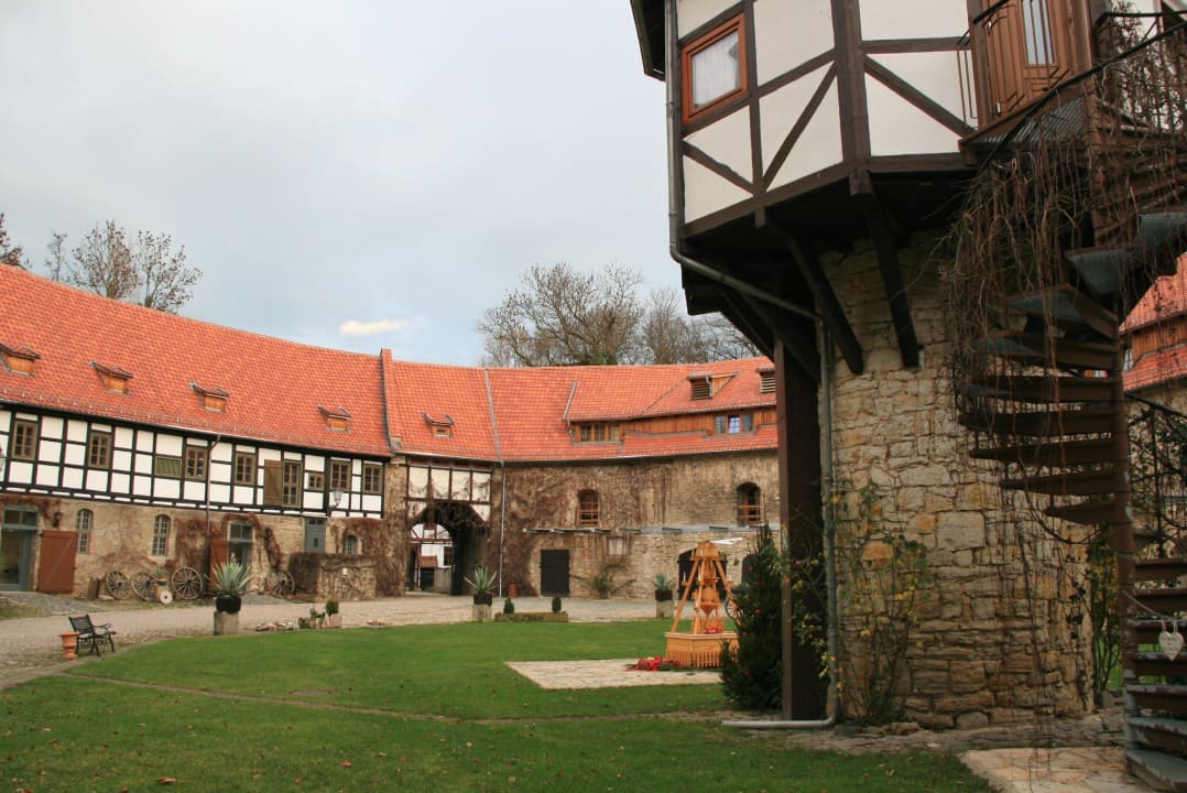 Der Innenhof mit Hochzeitsturm  Romanik Hotel & Spa Wasserschloss Westerburg