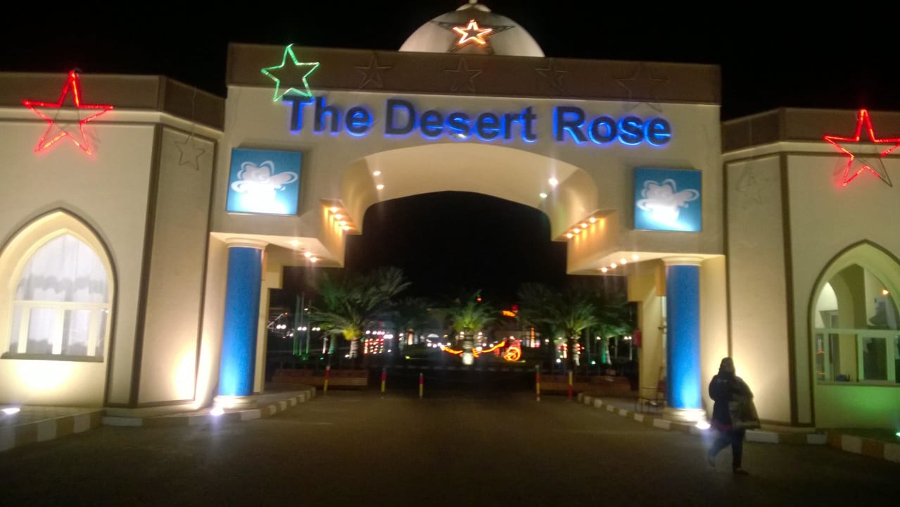 Главный въезд в отель Desert Rose