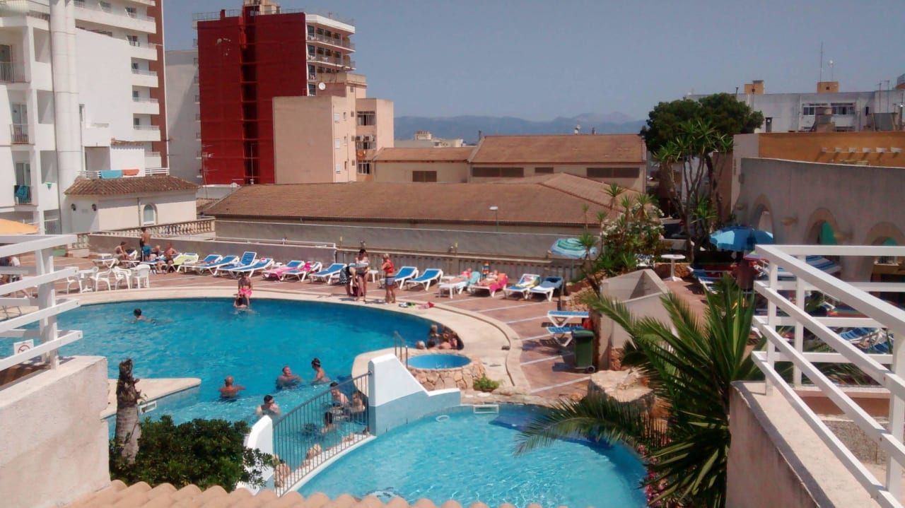 Poolanlage auf dem Dach Hotel Kilimanjaro