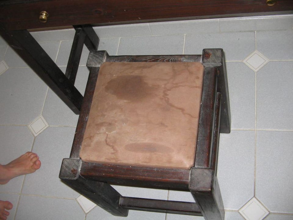 Hocker im Zimmer Hotel Geranion Village