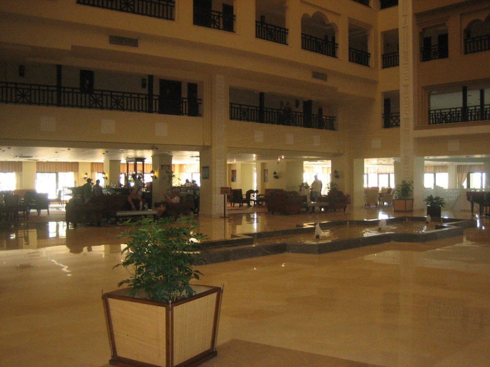 Die riesige Lobby mit einer der 2 Bars Steigenberger ALDAU Beach Hotel