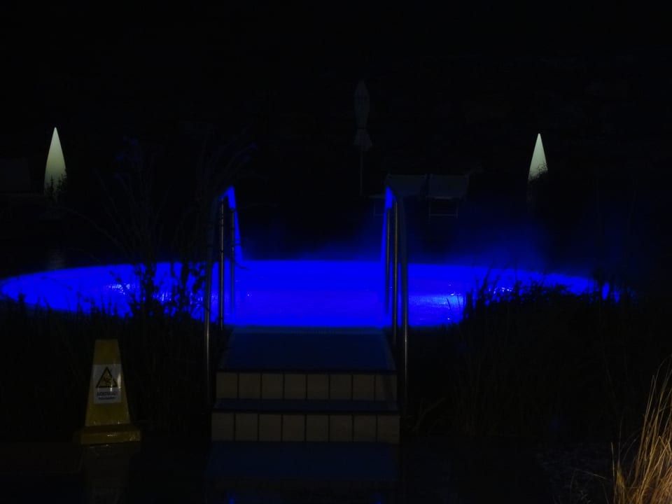 Jacuzzi bei Nacht Heilthermen Resort Bad Waltersdorf