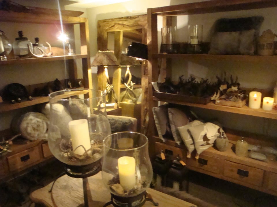 Rustikale Sachen beim Durchgang La Val Hotel & Spa