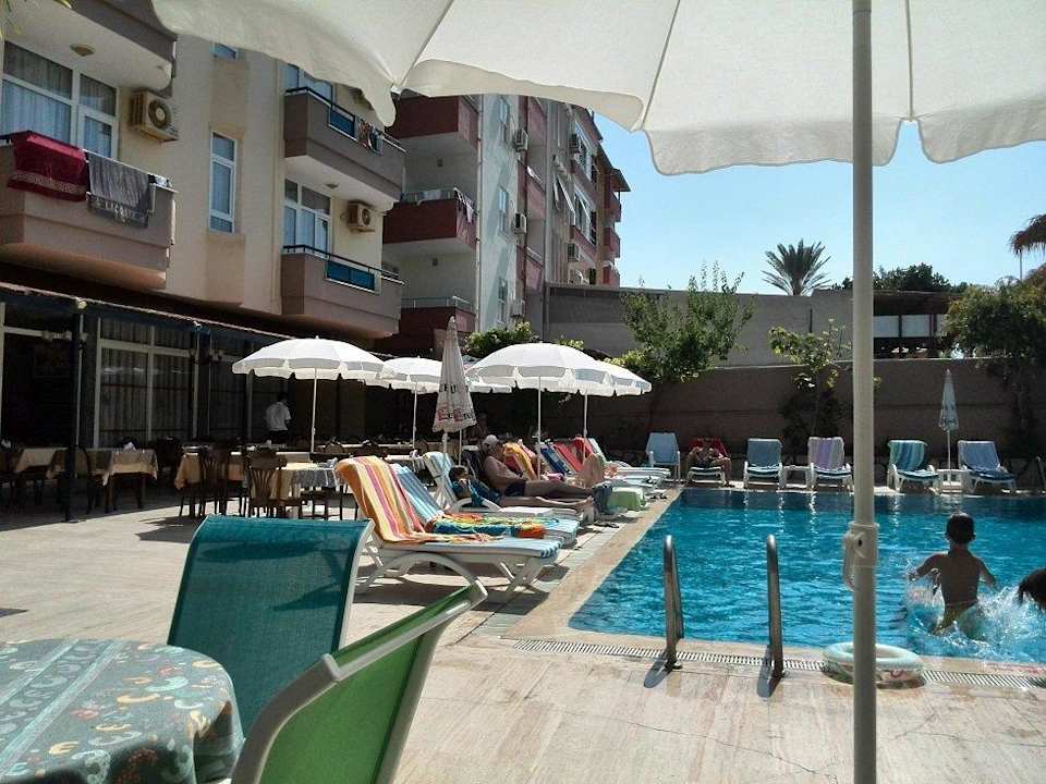 Abkühlung+Getränke, eine gute Mischung Semt Luna Beach Hotel