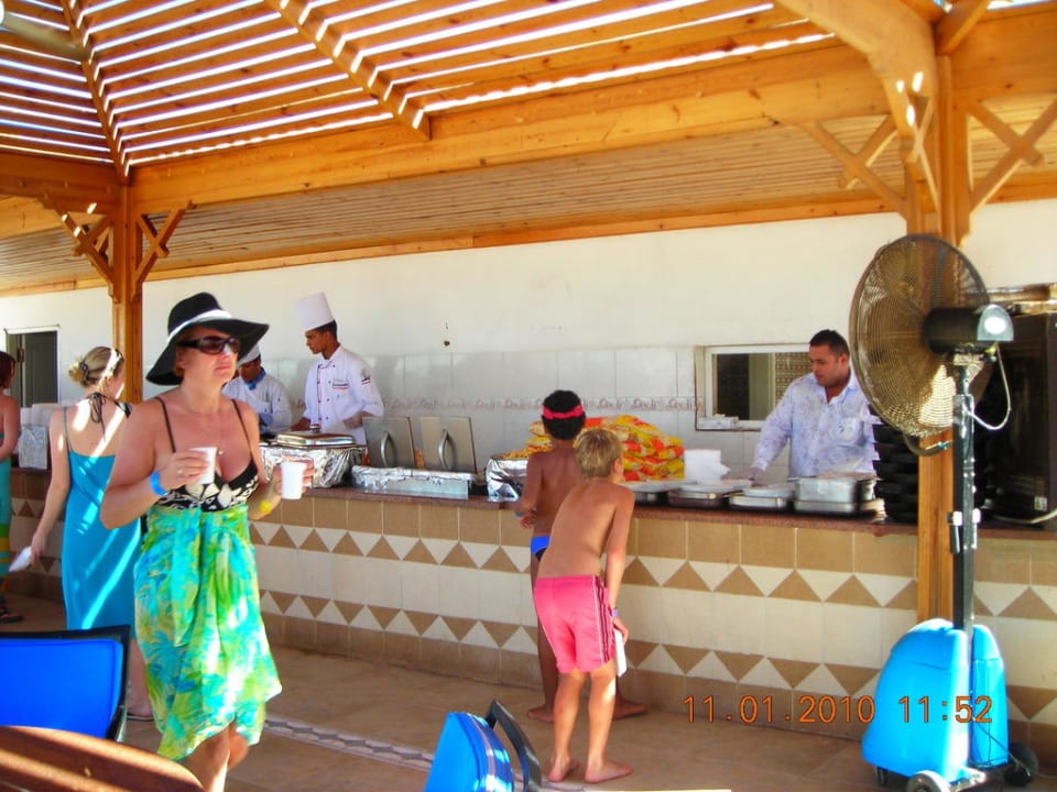 Hier gibt es Verpflegung am Strand Pickalbatros Alf Leila Wa Leila Resort - Neverland Hurghada