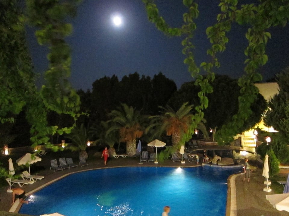 Vollmond über dem Pool Ekaterini Hotel