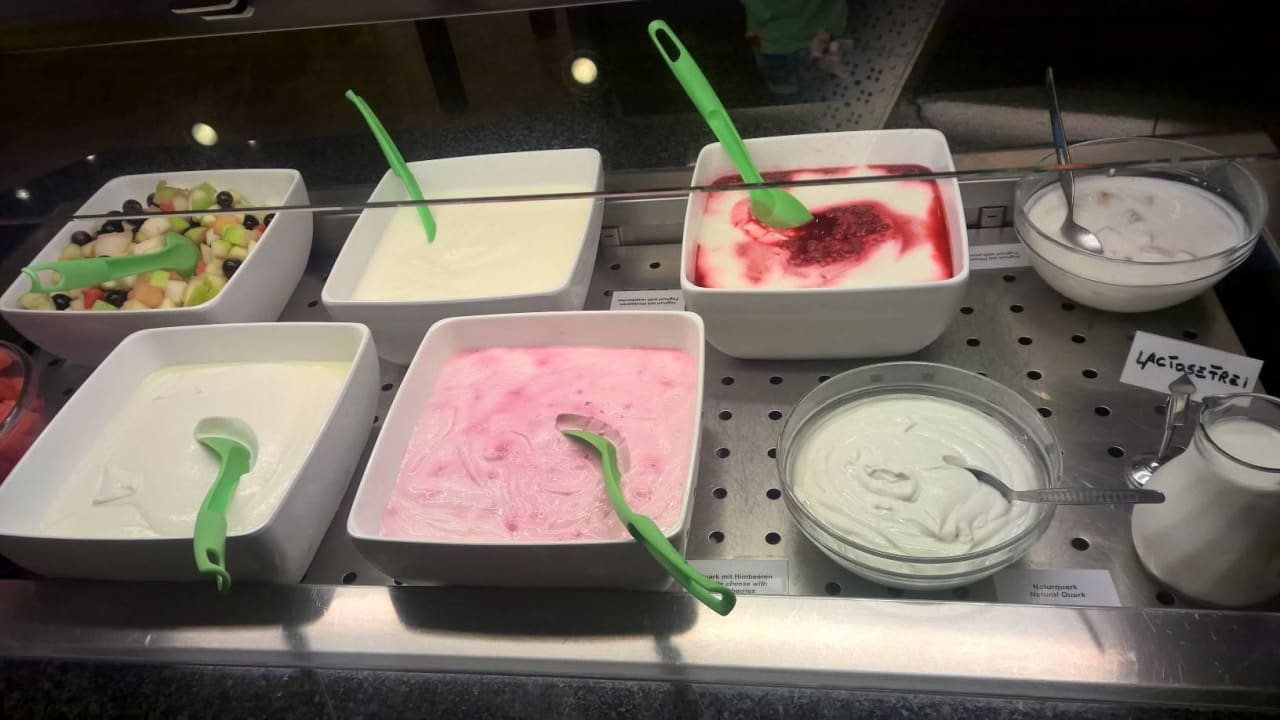 Frucht-und Naturjoghurt, Obstsalat, Quark Familotel Aparthotel am Rennsteig