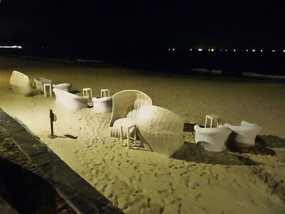 Direkt am Hotel - Strand am Abend Hotel Sandoway Resort