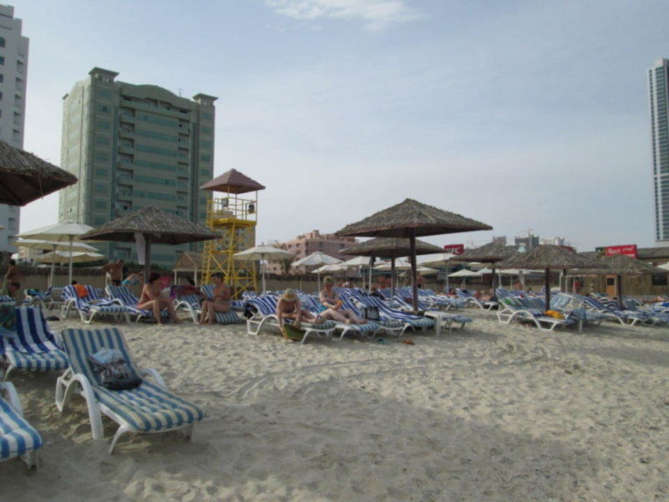 Strand mit Hochhaus Ramada Hotel & Suites by Wyndham Ajman