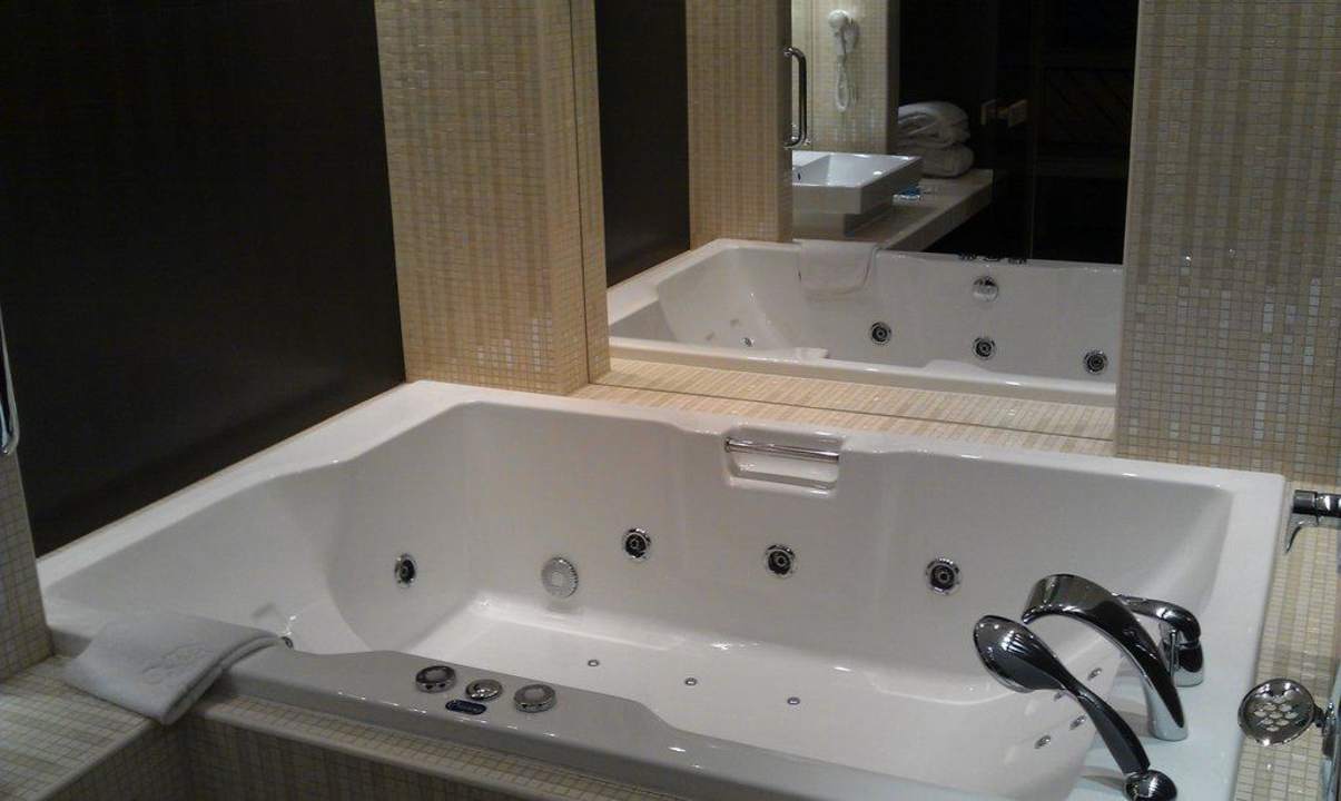 Bad mit Wanne und Dusche Hotel Volga