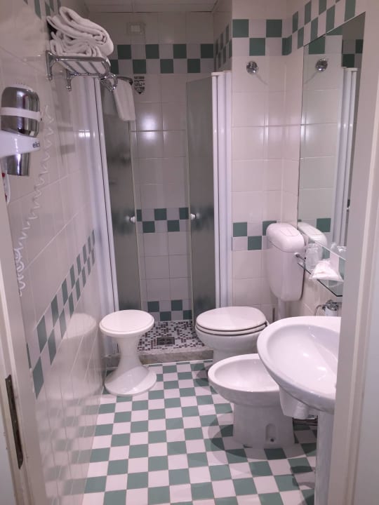 Bad zu Zimmer 110 Hotel Grande Albergo Ausonia & Hungaria
