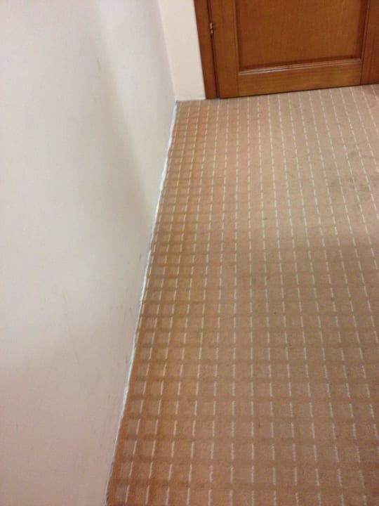 Verwohnter, verwahrloster, dreckiger Teppichboden. Hotel Feni