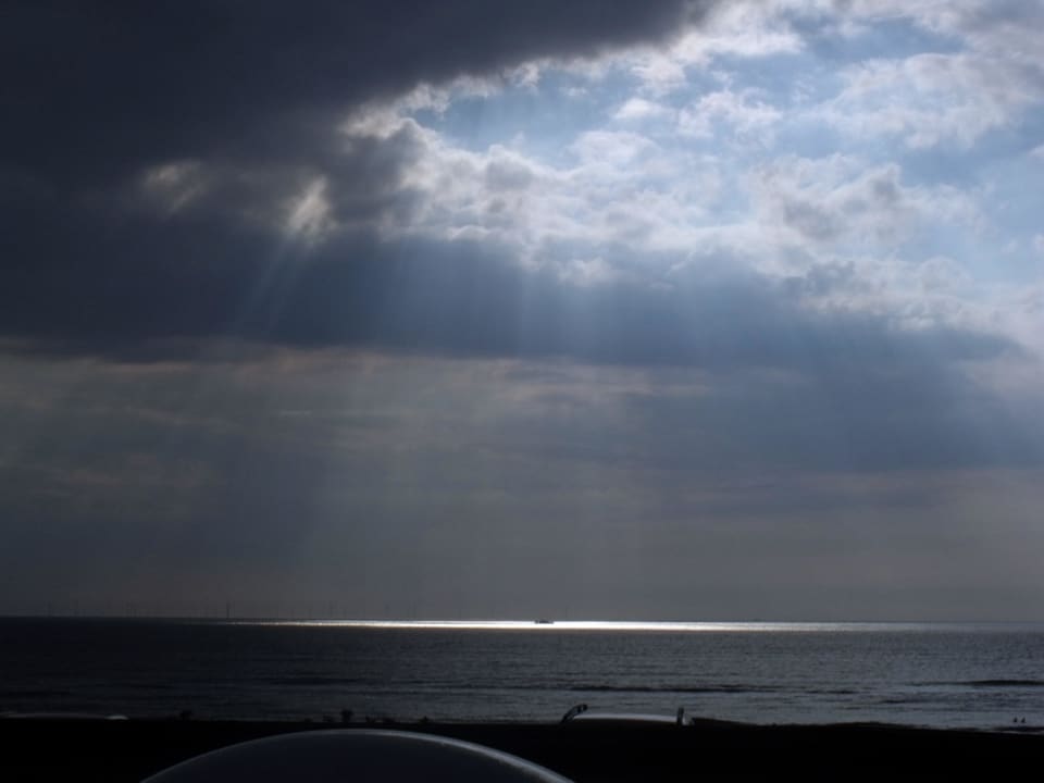 Ausblick in düstere Regenwolken Appartement Helmduin 4c