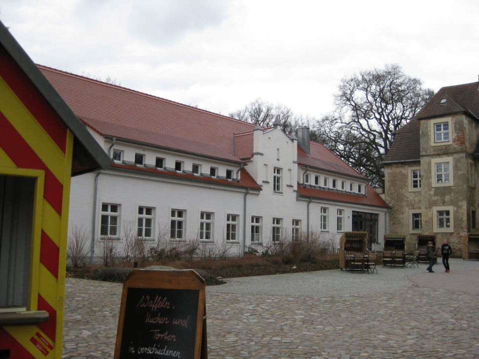 Ansicht linker Flügel des Schlosses Wasserschloss Mellenthin