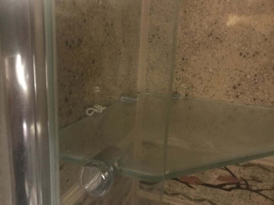 Haare und Utensilien vom Vorhänger Hotel Nevada Hamburg