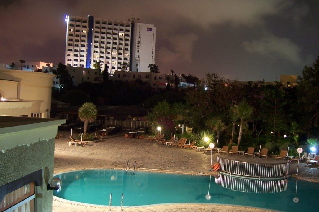 Pool am Abend Best Western Odyssee Park Hotel