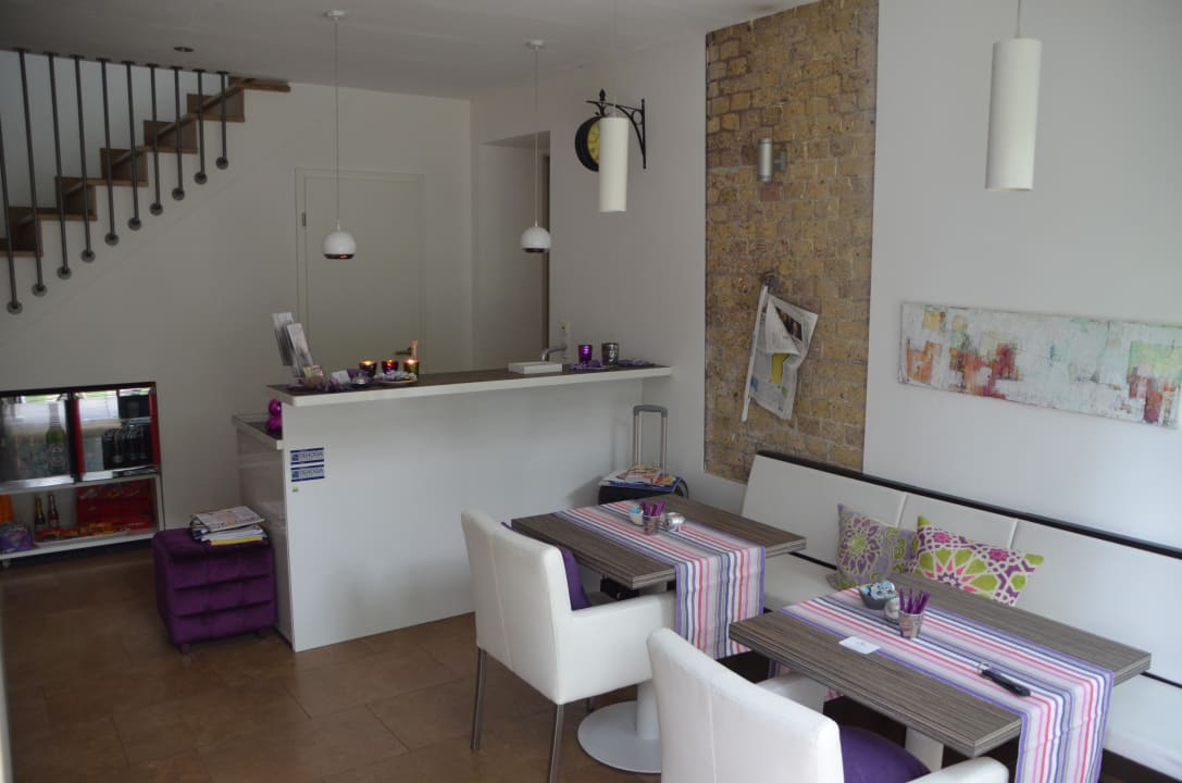 Rezeption, Frühstücksraum, Minibar Hotel Trafohaus am Kaiserbahnhof