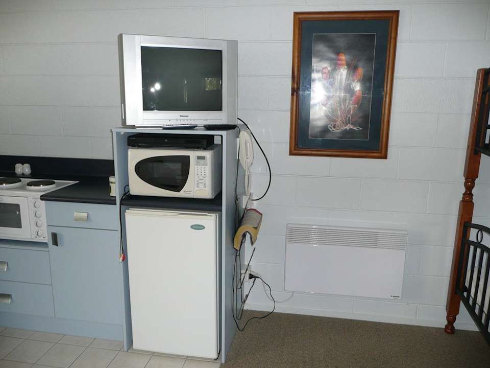 Kühlschrank und Fernseher Apartments at Glen Isla