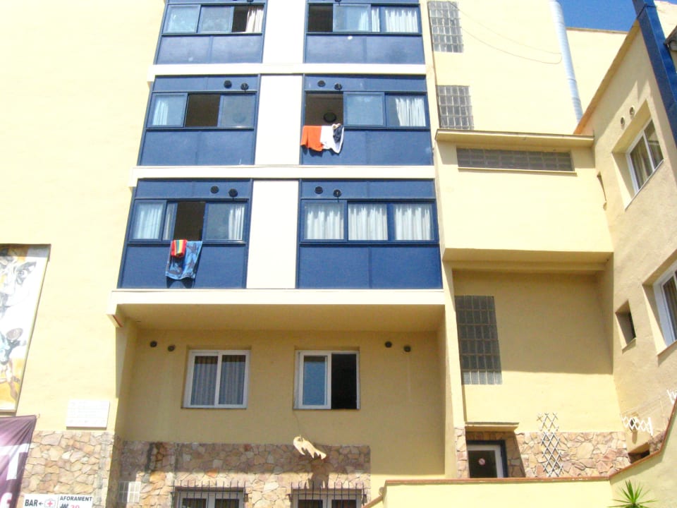 Sicht vom Pool auf ein paar der Zimmer Hotel Caribe Youth Only