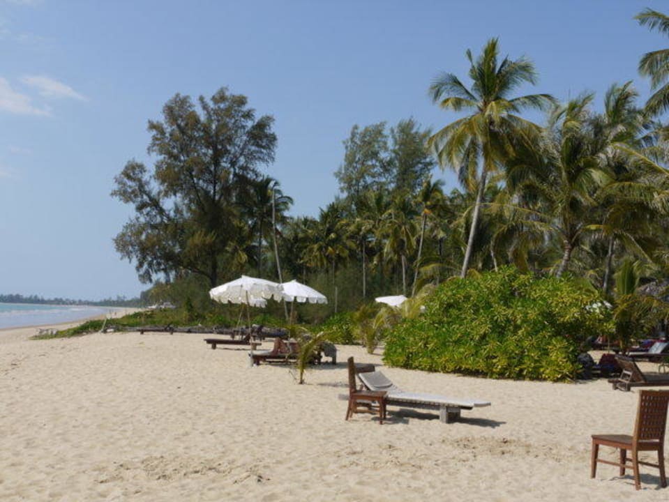 Strand mit Liegen The Andamania Beach Resort & Spa