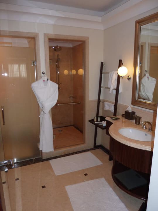 Das supergrosse Bad The Westin Dubai Mina Seyahi Beach Resort & Marina