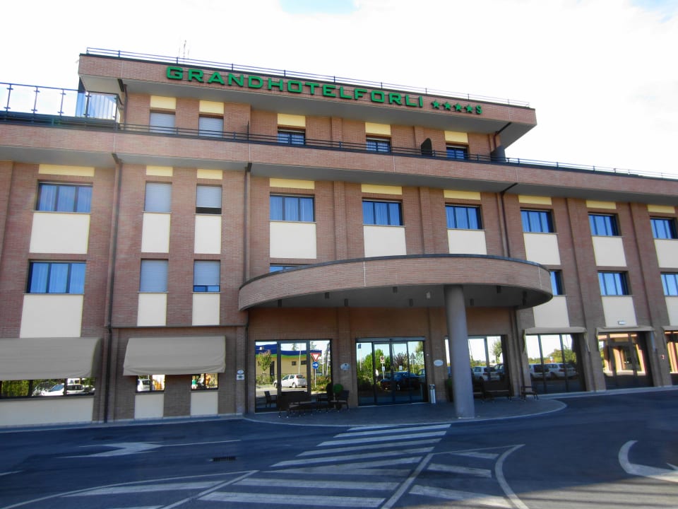 Außenansicht Eingangsbereich Grand Hotel Forlì